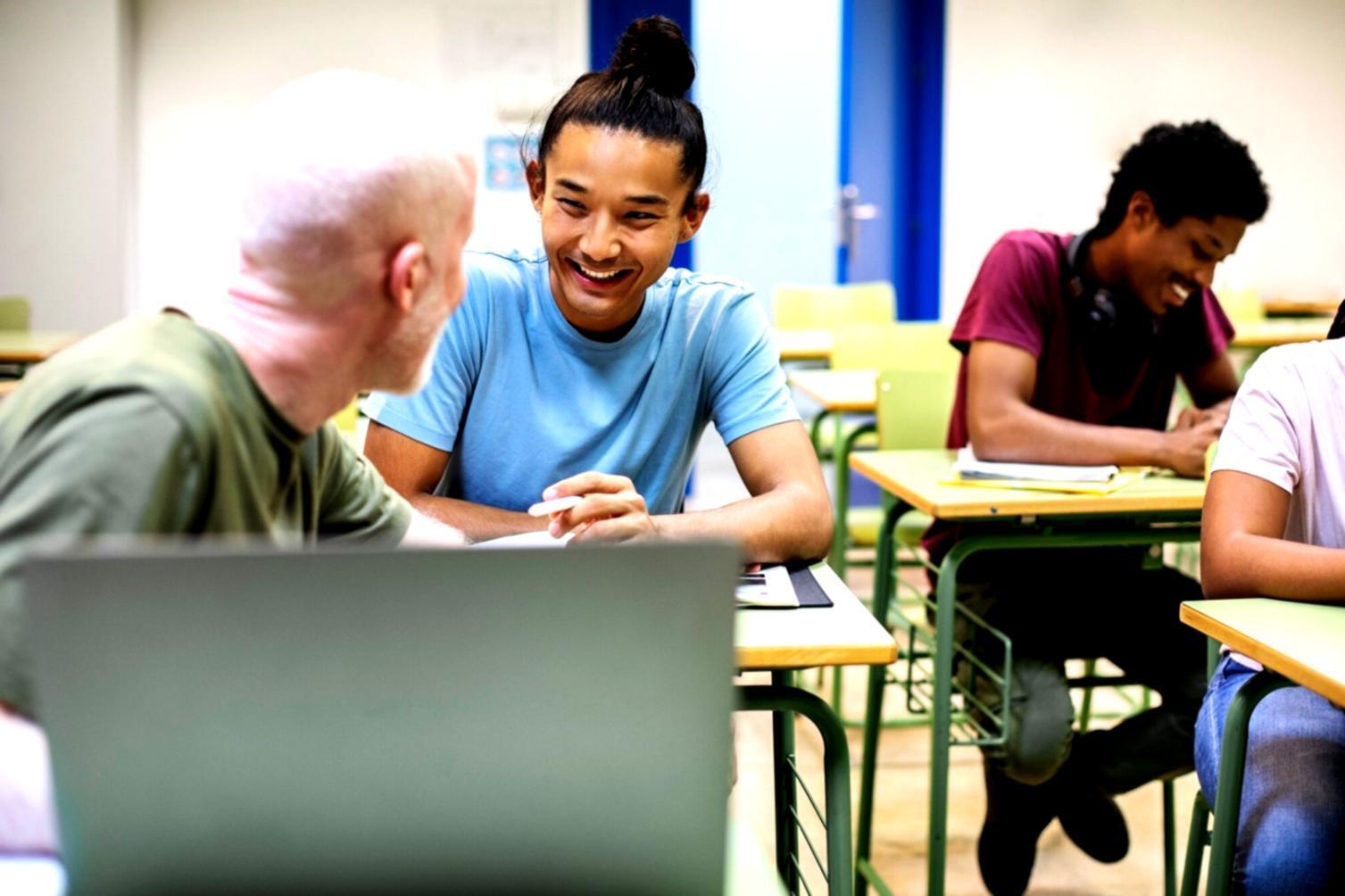 Студенты изучают финансовые отчёты и бюджетные модели